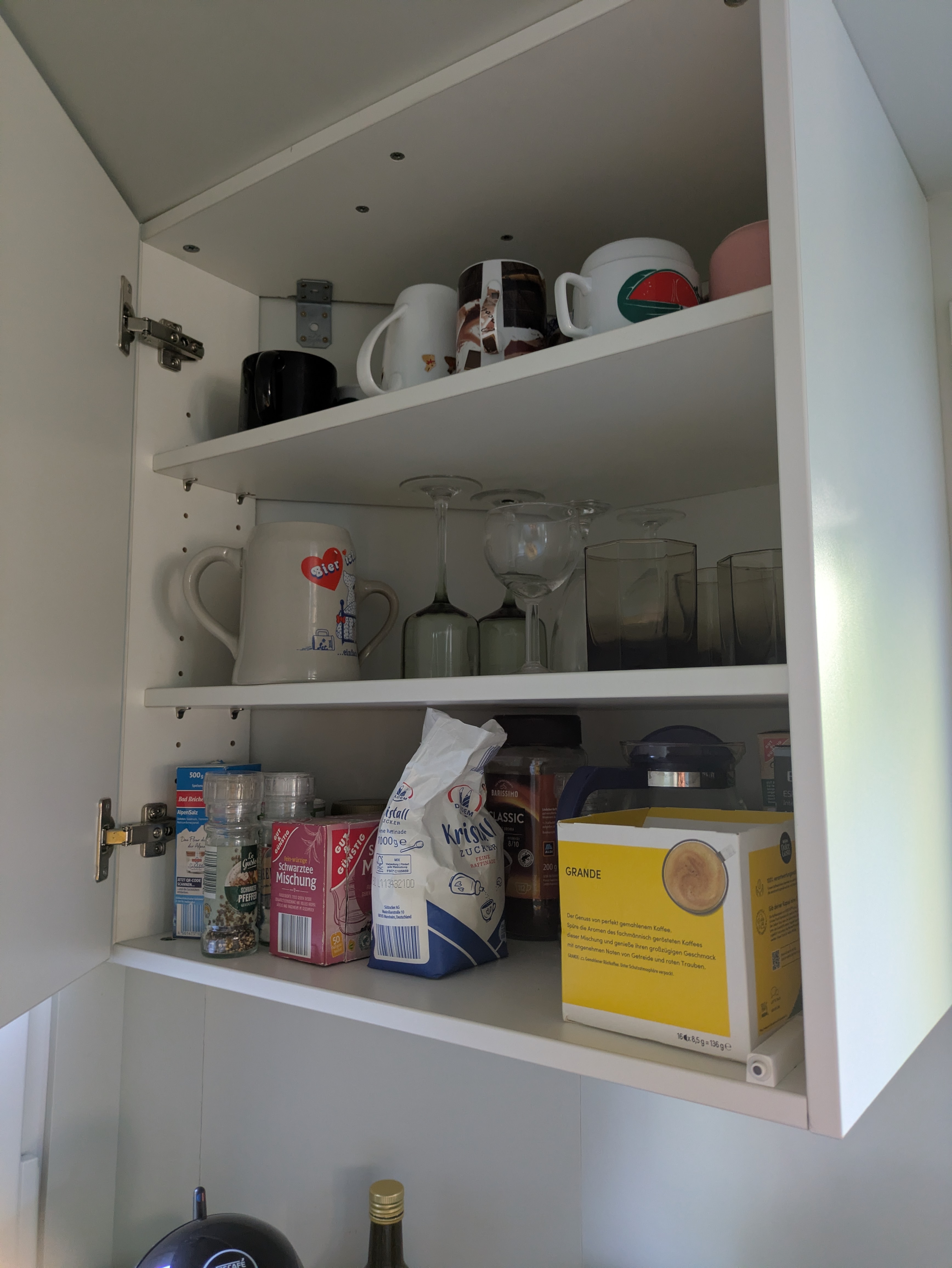 Hängeschrank geöffnet Ausstattung